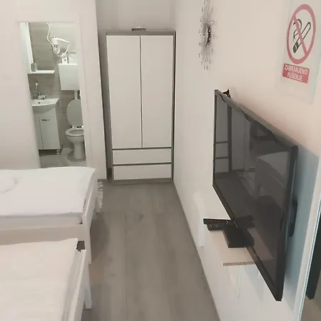 Misir In Downtown - Private Entrance And Private Bathroom Knin