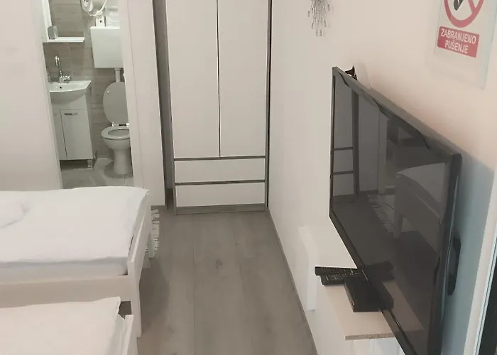 Misir In Downtown - Private Entrance And Private Bathroom Knin